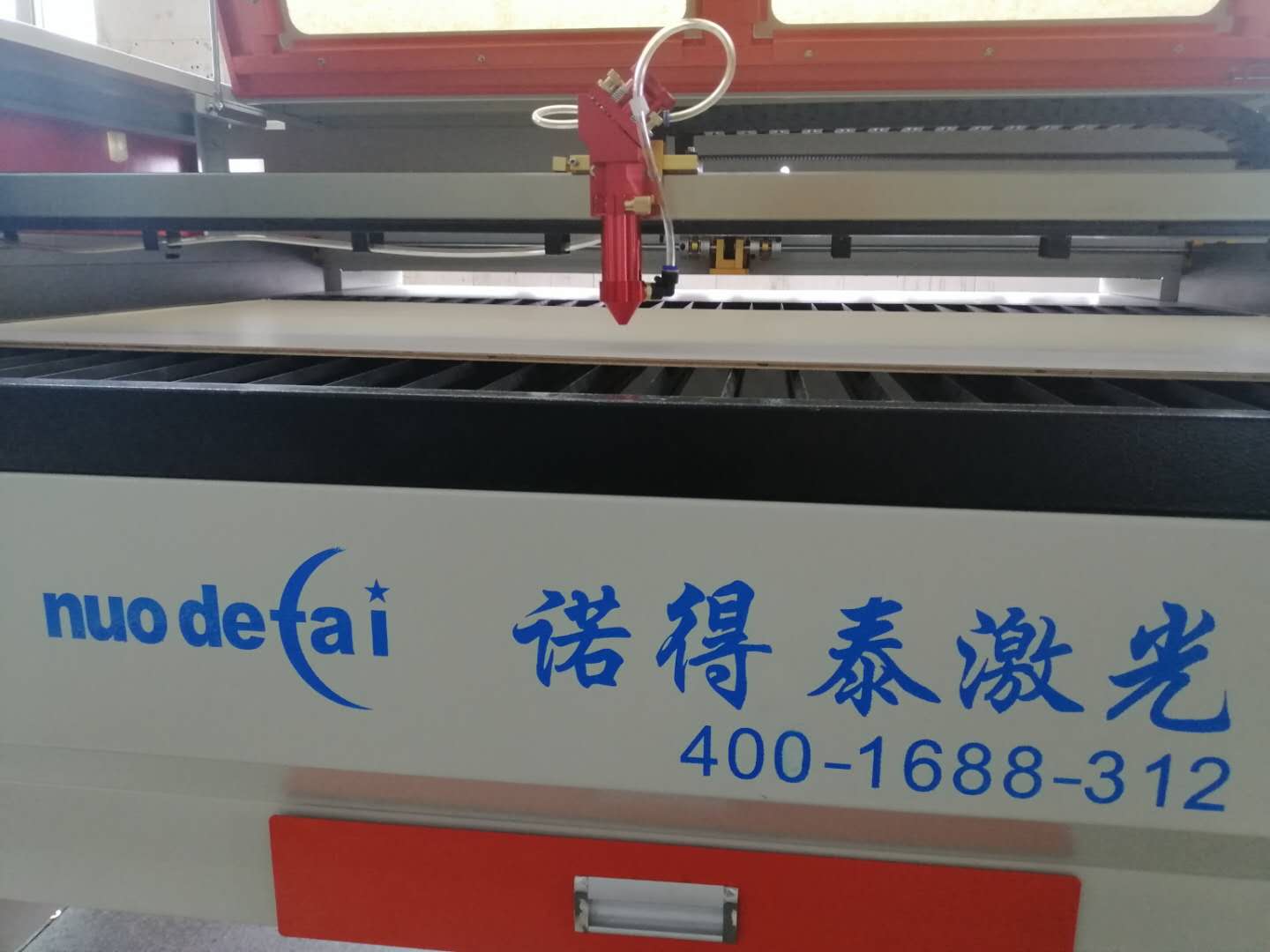 廣告行業(yè)用亞克力激光切割機(jī)加工的特點(diǎn)在哪里？