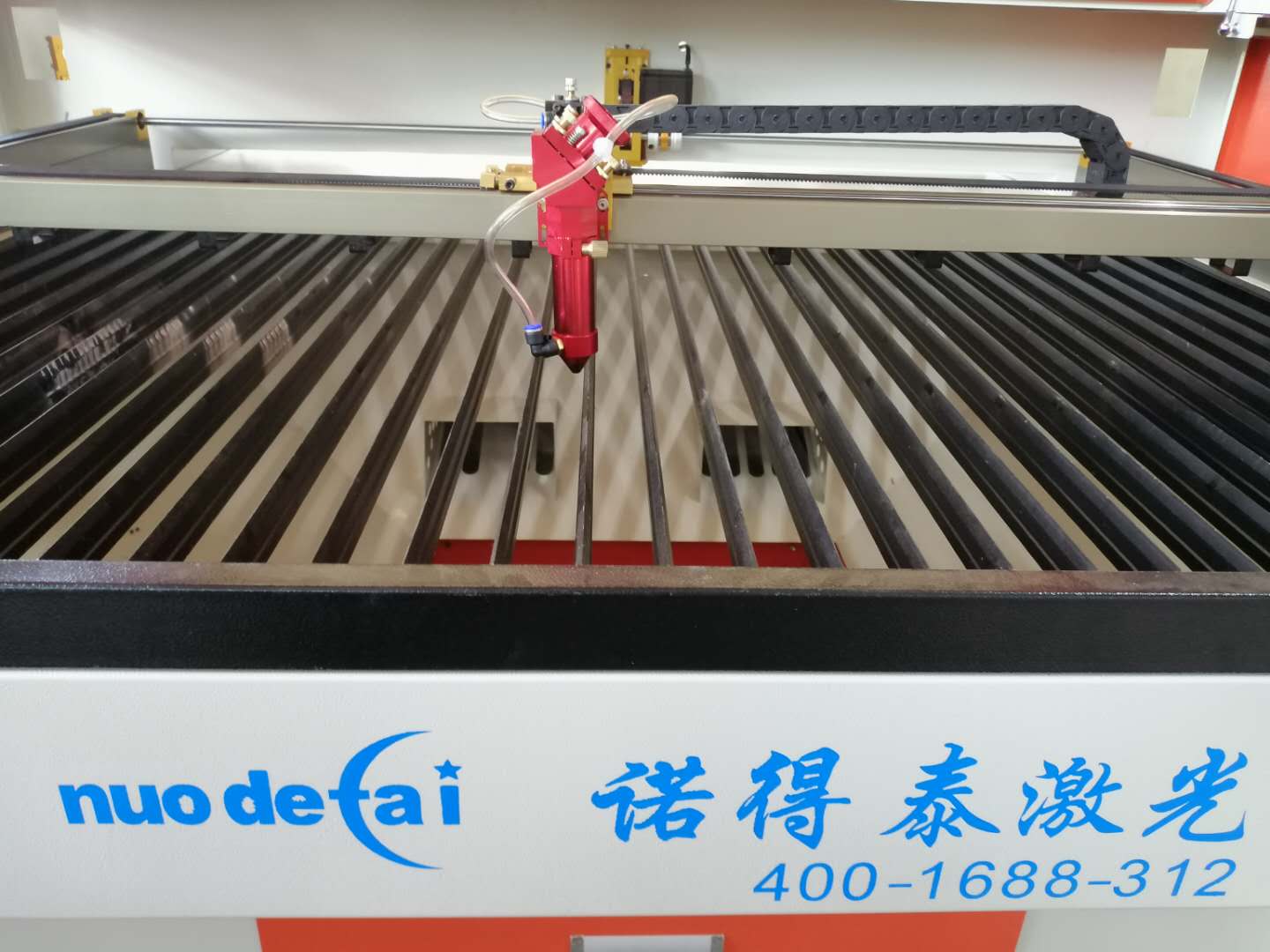 我們?nèi)绾翁岣呒す馇懈顧C激光管的一個使用壽命！