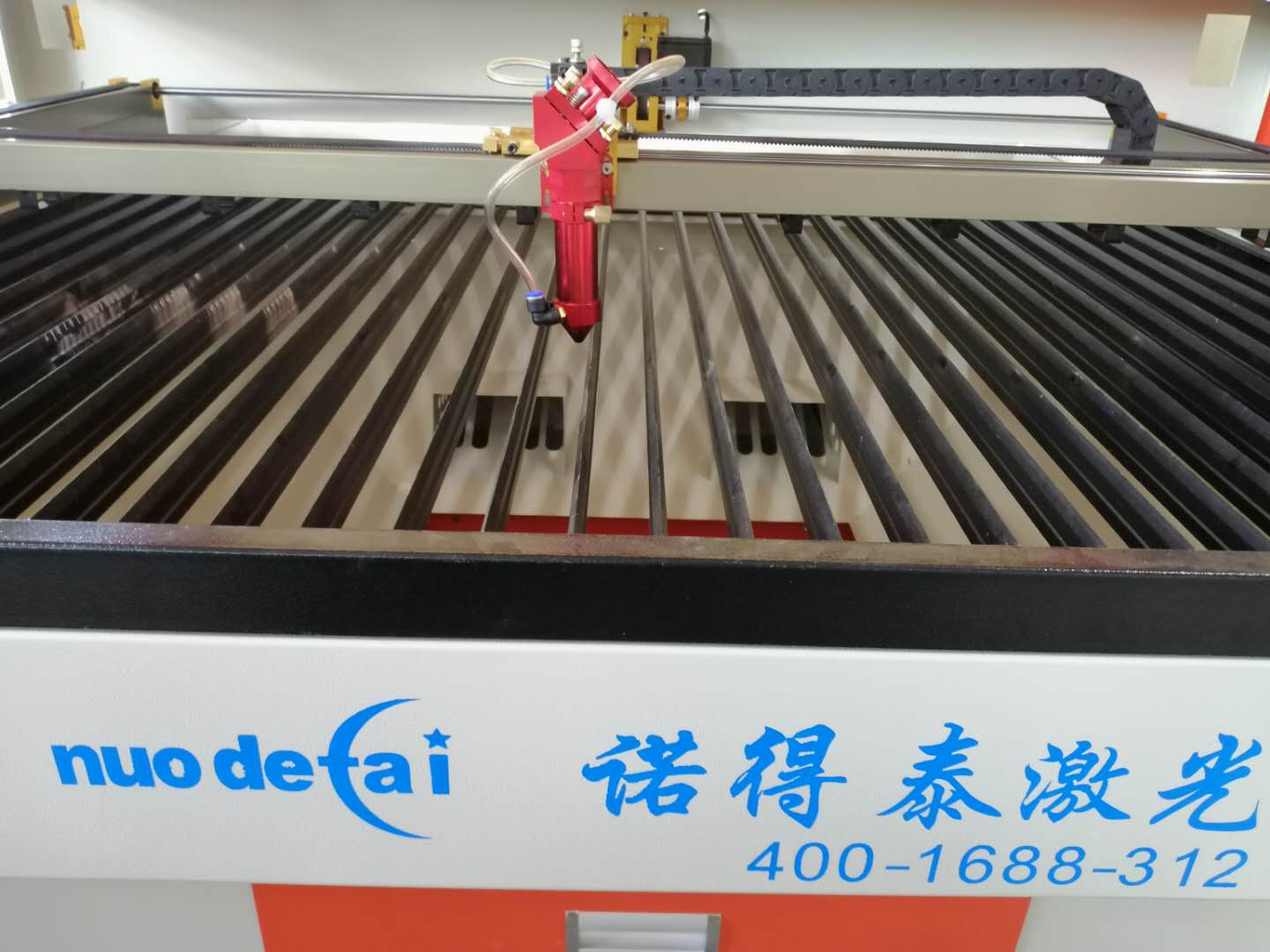 亞克力加工為什么都在使用激光切割機，優(yōu)勢體現(xiàn)在哪些方面？
