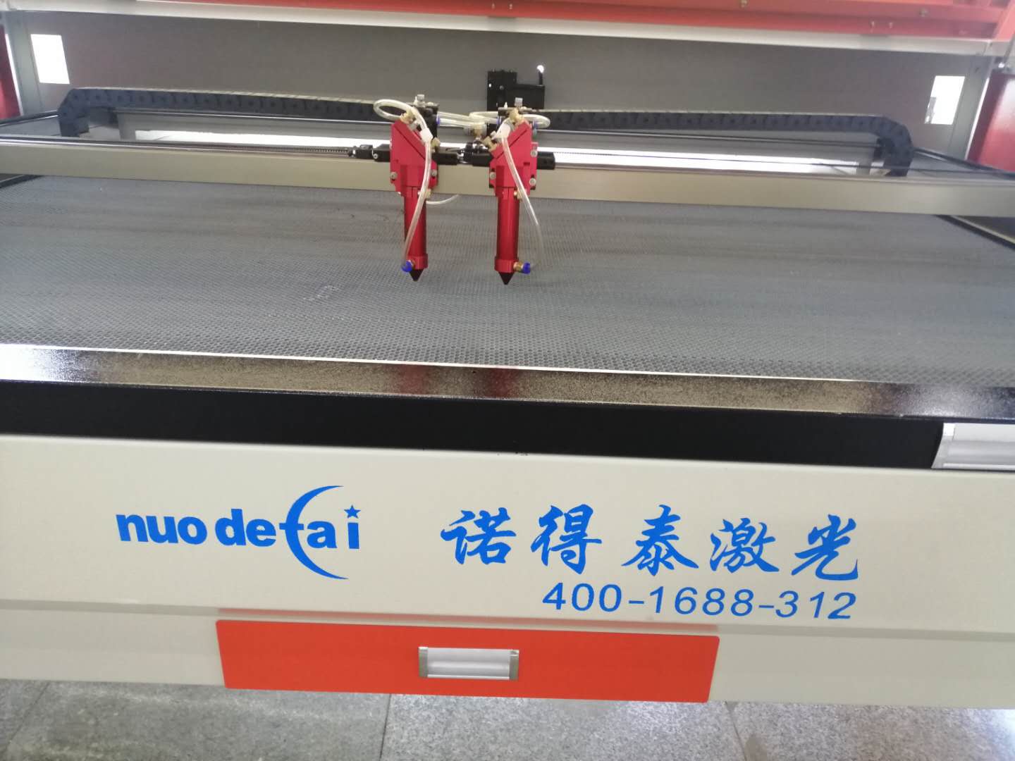 布料激光切割機(jī)價(jià)格需要多少錢一臺(tái)？